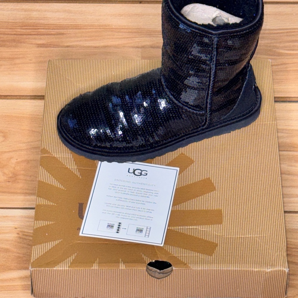 UGG Shiny Black Sequin Boots Sz 6… Like New
